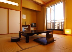 Traditionellt rum - privat badrum (Japanese Style, For Max 4 Guests) | Värdeförvaringsskåp på rummet, skrivbord och gratis fast internet