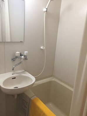淋浴/浴缸二合一、免費盥洗用品、吹風機、拖鞋