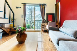 Escritorio, wifi gratis y ropa de cama
