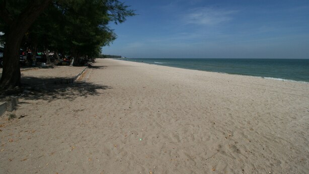 On the beach - Beachfront Hotel Cha am (Cha-am)