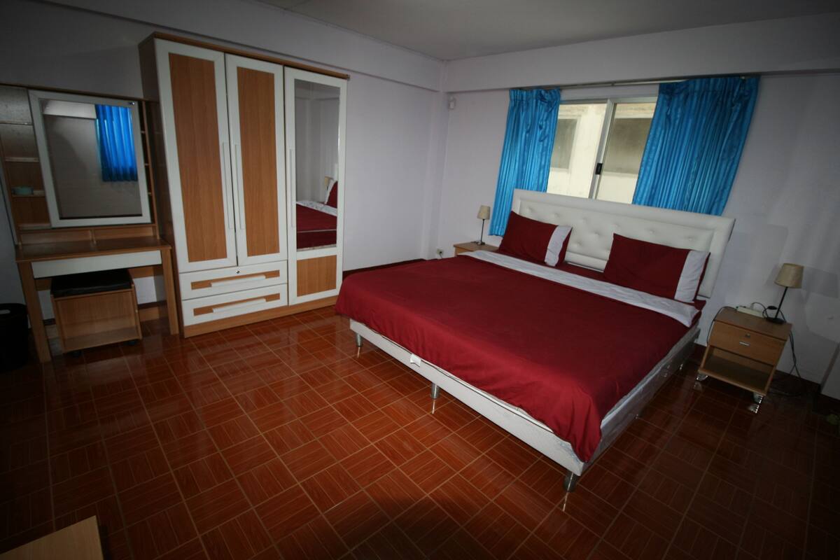 Standard Double Room | In-room safe, rollaway beds (surcharge), WiFi (free)