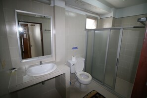 Shower, free toiletries, towels - Beachfront Hotel Cha am (Cha-am)