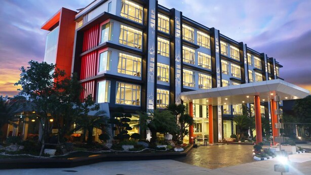 A multi-story hotel with a modern design, featuring a prominent entrance and a landscaped outdoor area. - Avada hotel (Trat)