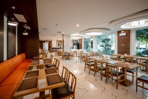 Aamiainen, lounas ja illallinen; paikallinen ja kansainvälinen keittiö 