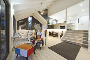 Casa, 4 dormitoris | Sala d'estar | Televisor de pantalla plana 