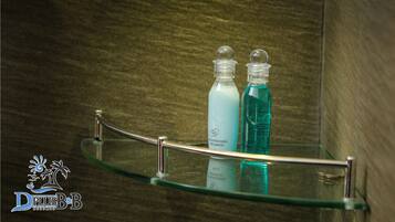 Room, 1 Bedroom, Garden View, Garden Area | Bar mini, peti besi dalam bilik, kalis bunyi