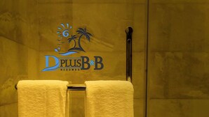 A glass shower stall with two white towels hanging on a rack. - D Plus B&B Negombo (Negombo)