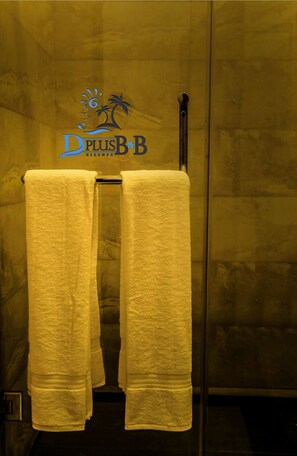 Bathroom shower - D Plus B&B Negombo (Negombo)