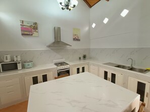 Romantische Villa | Eigene Küche | Großer Kühlschrank, Mikrowelle, Herdplatte