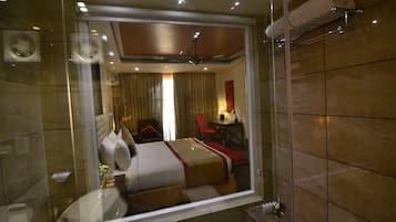 Premium Luxury Room, Balcony | Premium bedding, minibar, in-room safe, desk