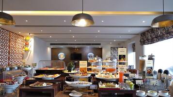 Desayuno buffet diario (INR 500 por persona)