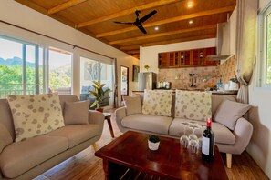 ห้องแฟมิลี่, 3 ห้องนอน, วิวแม่น้ำ | บริเวณนั่งเล่น