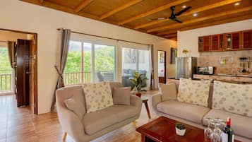 Habitación familiar, 3 habitaciones, vistas al río | Zona de estar