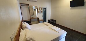 Coffres-forts dans les chambres, bureau, fer et planche à repasser