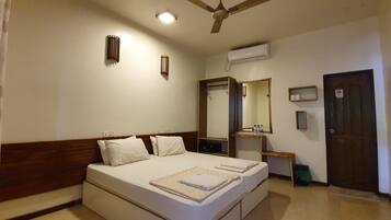 Caja fuerte, escritorio, tabla de planchar con plancha