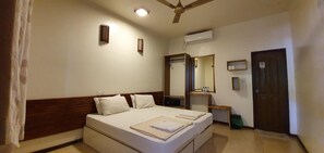 Caja de seguridad en la habitación y escritorio