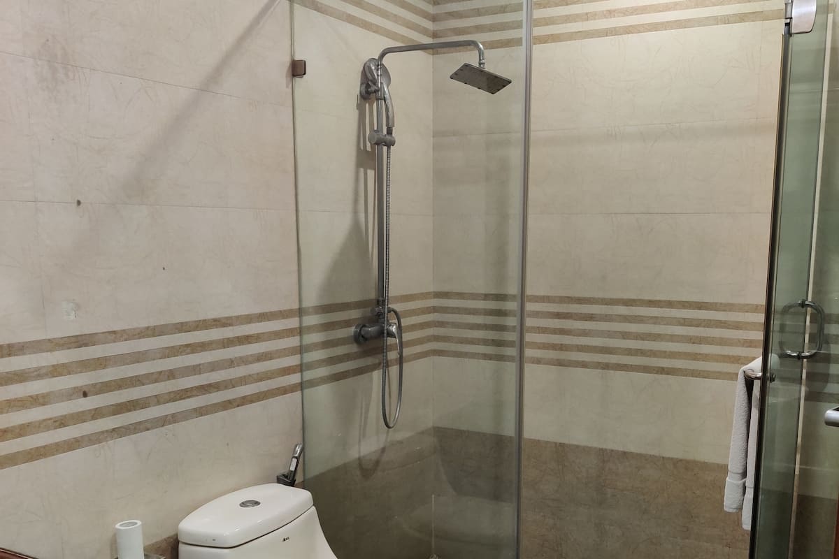 Habitación Deluxe, vista a la ciudad | Baño | Regadera, amenidades de baño gratuitas, pantuflas, toallas