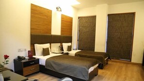 Deluxe-huone, kaupunkinäköala | Minibaari, tallelokero huoneessa, äänieristys, silitysrauta/-lauta