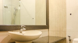 Deluxe Room, City View | Bathroom sink