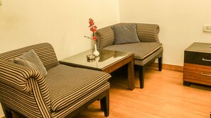 Deluxe Room, City View | Living area