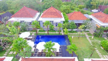 2 indoor pools, outdoor pool, open open 24 hours a day, pool loungers