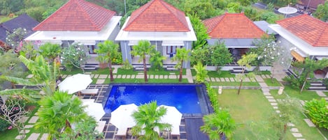 2 indoor pools, outdoor pool, open open 24 hours, sun loungers