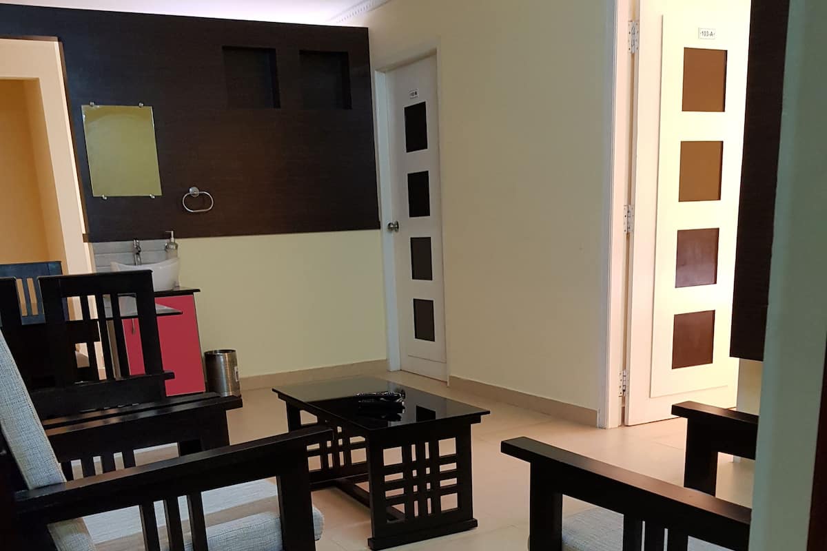Family Apartment, 2 Bedrooms, City View, Executive Level | 1 bedroom, premium bedding, desk, laptop workspace