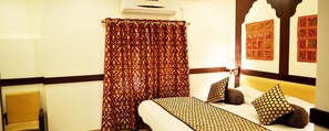Quarto casal (Courtyard Facing) | Escrivaninha, Wi-Fi de cortesia, roupa de cama