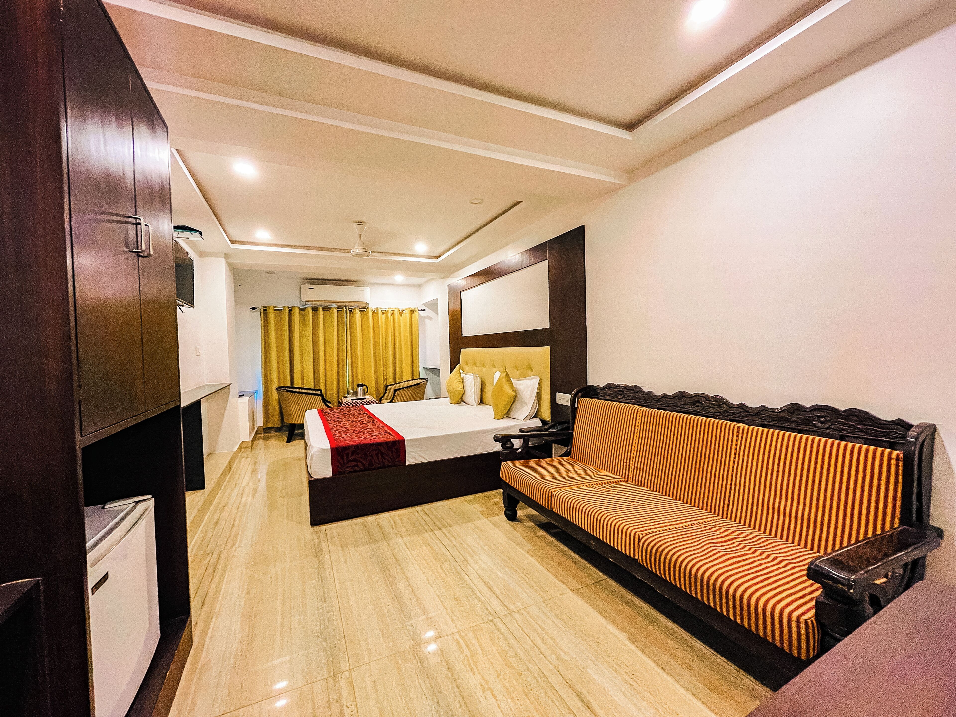 Royal-Zimmer | Schreibtisch, Bügeleisen/Bügelbrett, kostenloses WLAN