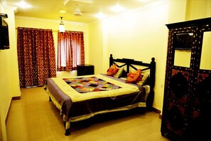 ダブルルーム (Courtyard Facing) | デスク、アイロン / アイロン台、WiFi (無料)