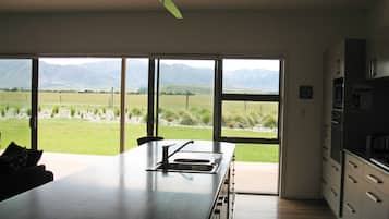 Casa, 3 habitaciones | Servicio de comidas en la habitación