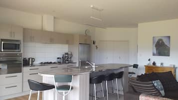 House, 3 Bedrooms | Private kitchen | Full-size fridge, microwave, oven, stovetop