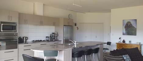 House, 3 Bedrooms | Private kitchen | Full-size fridge, microwave, oven, stovetop