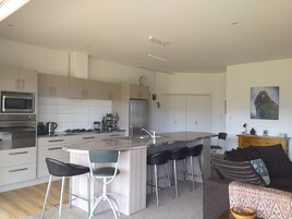 Refrigerador con freezer, microondas, horno, placa de cocina