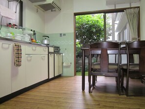 Fridge, microwave, cookware/dishes/utensils - Enman Guest House Osaka - Hostel (Moriguchi)