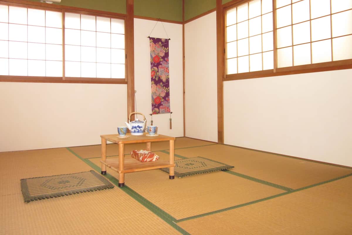 Laptop workspace, iron/ironing board, free WiFi