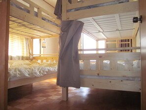 Dormitorio compartido, solo para hombres (2nd Floor) | Espacio para trabajar con laptop y tabla de planchar con plancha