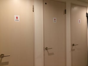 Buồng tắm vòi sen, máy sấy tóc, dép đi trong nhà