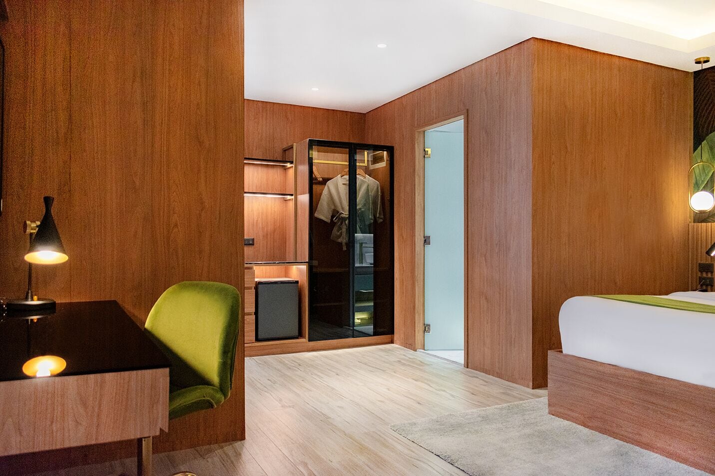 signature suite, 1 king bed, city view | living area | flat-screen tv