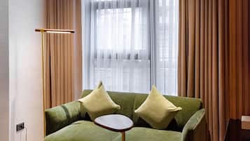 Suite Prestigio, 1 cama King size, vista a la ciudad | Área de sala de estar | Televisión de pantalla plana