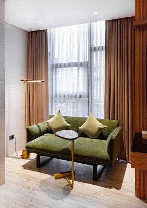 Suite – signature, 1 kingsize-seng, byutsikt | Oppholdsområde | Flatskjerm-TV