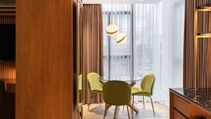 Suite – signature, 1 kingsize-seng, byutsikt | Minibar, safe på rommet, strykejern/-brett og wi-fi (inkludert)