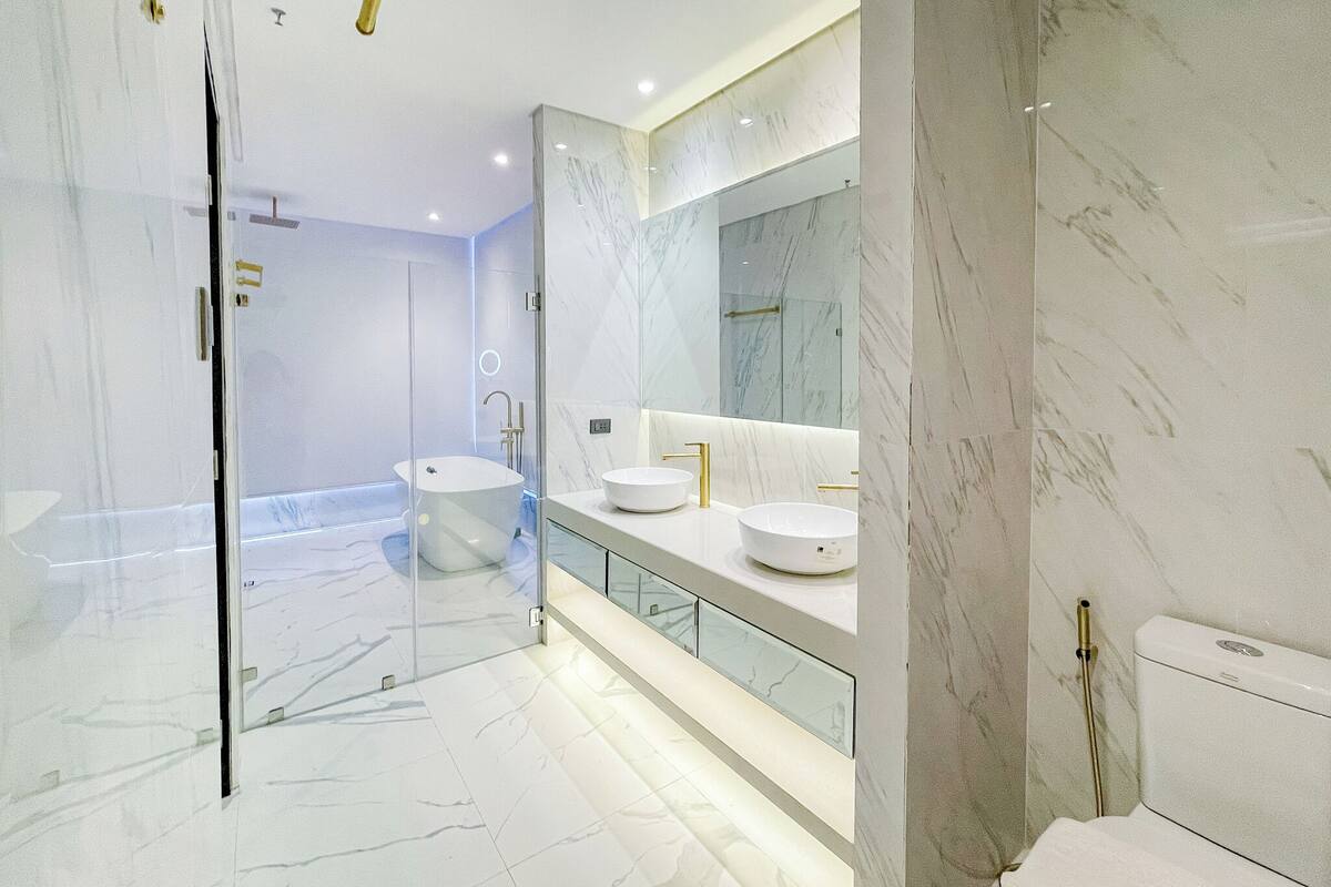 presidential suite, city view | bathroom | free toiletries, slippers, bidet, towels
