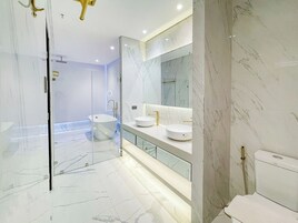 Presidential Suite, City View | Bathroom | Free toiletries, slippers, bidet, towels