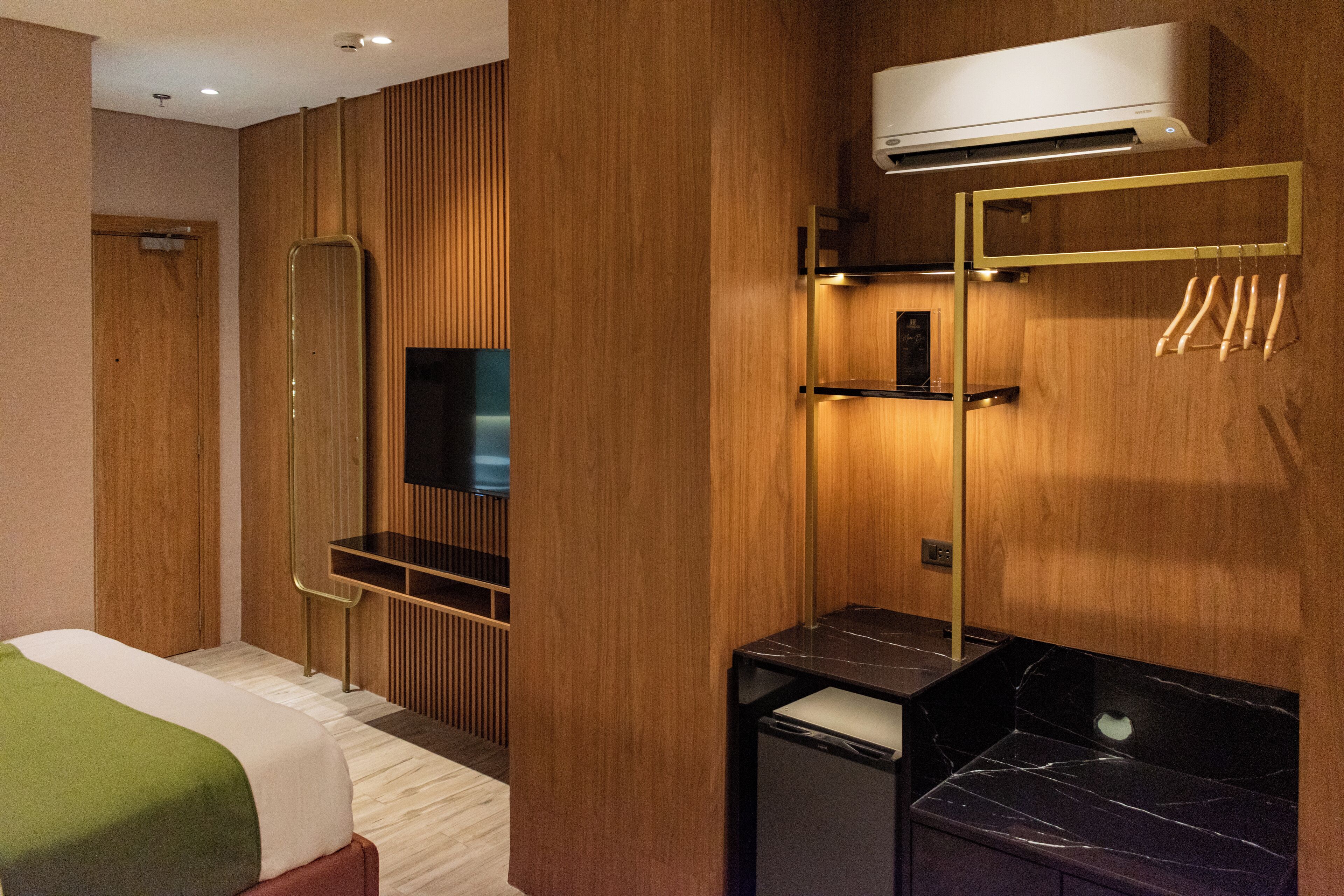 basic room, 1 queen bed, no windows | minibar, in-room safe, iron/ironing board, free wifi