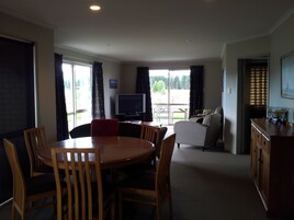 Casa, 4 habitaciones | Servicio de comidas en la habitación