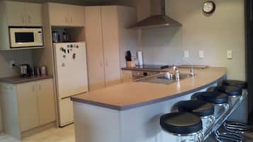 Casa, 4 habitaciones | Cocina privada | Frigorífico grande, microondas, horno y placa de cocina