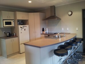 House, 4 Bedrooms | Private kitchen | Full-sized fridge, microwave, oven, stovetop - Glencairn Glamour (Twizel)