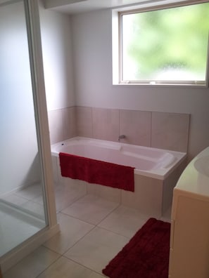 บ้านพัก, 4 ห้องนอน | ห้องน้ำ | อ่างอาบน้ำและฝักบัวแยกจากกัน, ผ้าเช็ดตัว, กระดาษชำระ