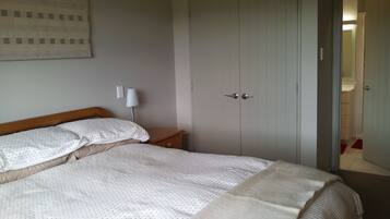 4 bedrooms, premium bedding, iron/ironing board, free WiFi